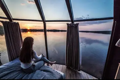 Image de Hôtel Peace & Quiet à Jokkmokk en Suède - suite de luxe avec vue sur le lac pour 2