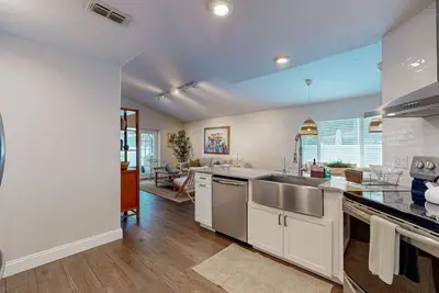 Image de Fully renovated, family friendly with covered patio, hot tub, central location