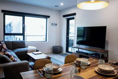 Image de Revy Rendezvous-Top floor, pet friendly condo with private hot tub