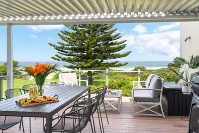 Image de Jones Waterfront Beach Escape - Ideal for families and groups with direct beach access