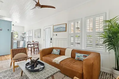 Image de Folly Beach! Steps from Beach Access! 2br/1ba