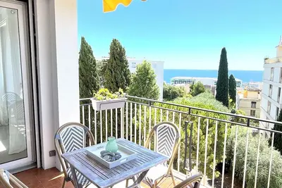 Image de New Sea View Flat just 5m From The Beach & Airport Tramway.