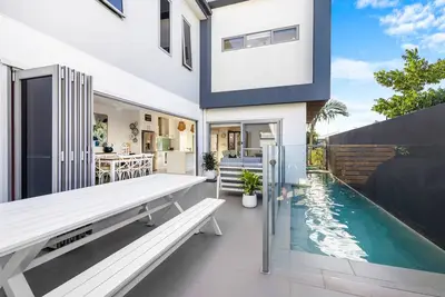 Image de Luxury Living with Heated Pool Birtinya