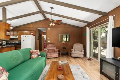 Image de Happy Bear- cozy & quaint cabin near the lake!