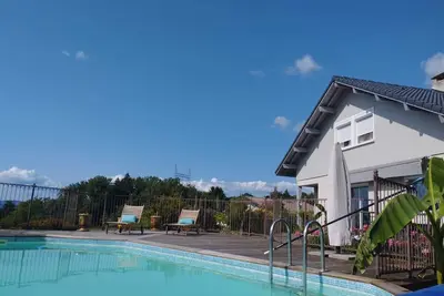 Image de Maison Campagne Annecienne belle vue, piscine, bibliothèque, piano et home-video