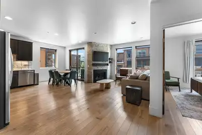 Image de Central Location, Private Balcony and Mountain Views, Cozy Gas Fireplace