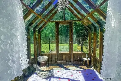 Image de Chalet en verre sous une pluie d’étoiles