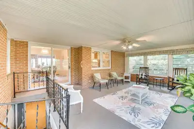 Image de Large Sunroom, Movie Room: Sinking Spring Home!