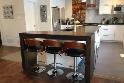 Image de Large modern house with open concept, a\/c, heated swimming pool, large garden.