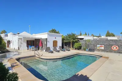 Image de Luxury villa near beach (2 bedr. , 2 bathr. ) with nature-inspired private pool
