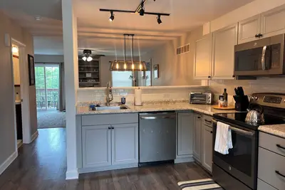 Image de Luxurious and spacious townhome with all necessary amenities awaits your stay.