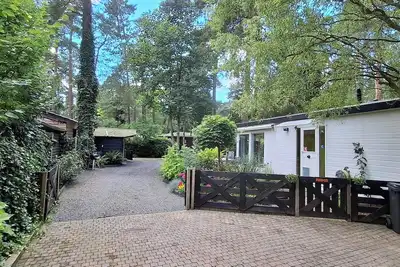 Bospark Veluwe Heerlijk Genieten. Chalet is Ruim, Heeft Airco en Omheinde Tuin
