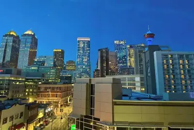 Image de Trendy 2br condo with downtown Calgary views, ideal for stylish getaways!