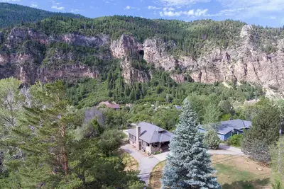 Image de Outstanding 4-bdrm historic Chateau in Glenwood Springs views\\space\\sauna\\steam
