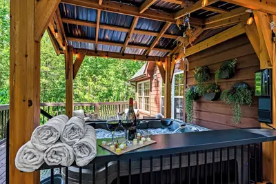 Image de Escape & Play: Chic Mountain Cabin with Hot Tub Firepit & Game Room