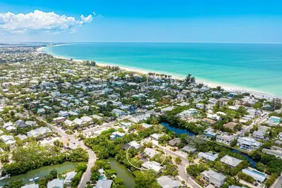 Image de Newly renovated one-story home with all the amenities and within walking distance to shopping, restaurants and beach!