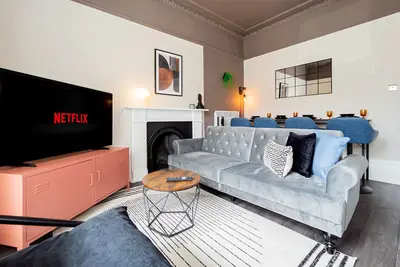 Image de Bel appartement de 2 chambres au style élégant près du front de mer avec stationnement
