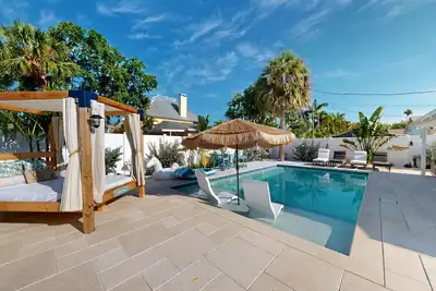 Image de Adorable beach cottage with patio & private pool - two blocks from the beach