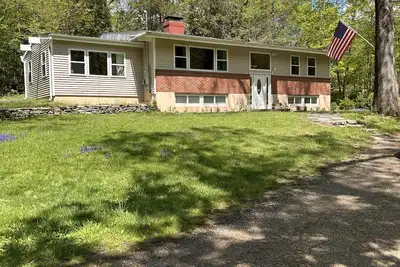 Image de Cozy 3-bed 1. 5 baths 1 mile from UConn campus. WiFi Ac Patio Kitchen Dining room