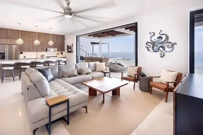 Image de Modern Boutique Condo, Ocean Views, Great Location