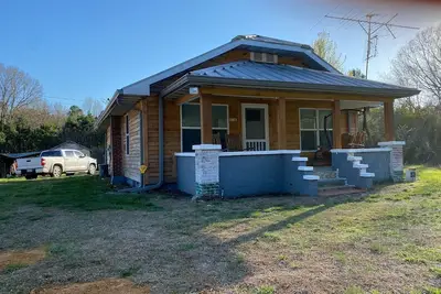 Image de Warm & inviting 1935 farmhouse near lakes-walking\/riding trails modern amenities