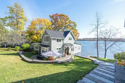 Image de Lakefront Luxury with Cottage Charm