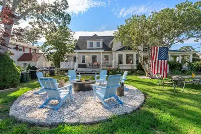 Image de 6-bedroom Oasis house in Onset w\/ Huge backyard, Firepit, Wifi, & work desk