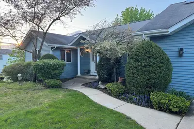Image de Harry's Hotrod Hideaway - Charming 3-bedroom house with Hot Tub and Lake access