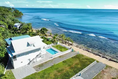 Image de Beach House with Pool