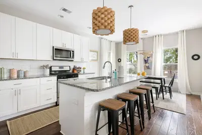 Image de Pool Oasis! - 4 Bedrooms - Close to Downtown
