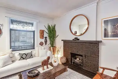 Image de Luxury Estate Steps To Downtown \n