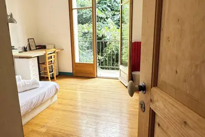 Image de Maison : chambres avec balcon donnant sur jardin