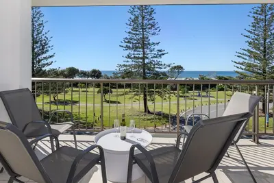 Image de Sunrise by the Sea 5 - Oceanview Apartment