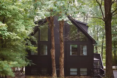 Image de 3-bedroom Poconos chalet for art and design lovers