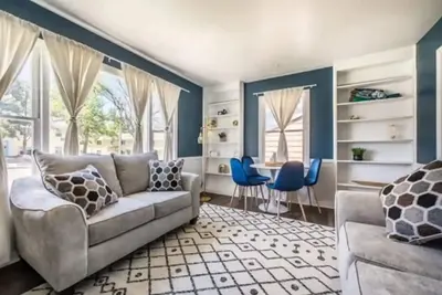 Image de Stylish Central Retreat in Colorado Springs! Sleeps 8, King bed, Ac, Wifi, Yard.