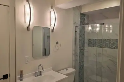 Image de Charming 2-bedroom Walkout Basement, Private Entrance, in Aurora with Wi-Fi, Tv\n