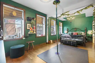 Image de Haüs of Bliss: A Luxe, 2- Story Condo w/ Hottub 20min from Manhattan & Metlife
