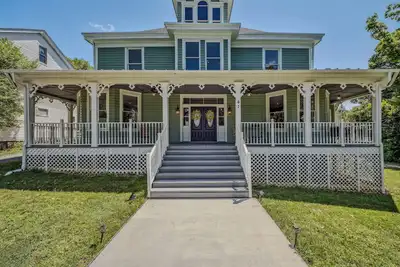 Image de River Retreat Suite In Town! - Inside The Grand Castalian Inn B&B