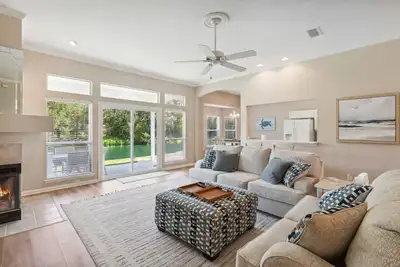 Image de 5 min to Beach Access #30! Dog & Golf Cart Friendly! Covered patio w view. Beach Supplies included