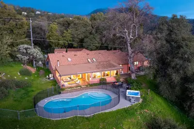 Image de Oakhurst home close to Yosemite/Bass Lake~Hot Tub~Ev Charger~Game Room~Pool