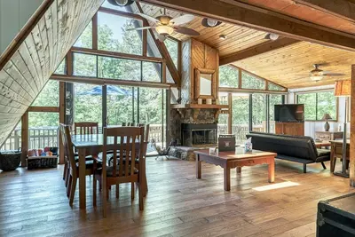 Image de Foxtail Lake Front Chalet with Hot Tub