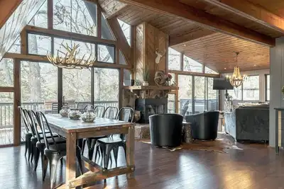 Image de Turnberry Lakefront Getaway with Hot Tub