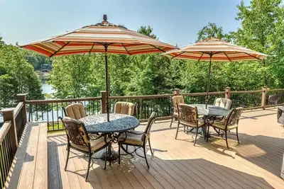 Image de Linden Lakefront Retreat with Kayaks by StayLage