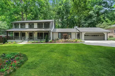 Image de Spacious 5-bedroom house in charming Sandy Springs with Hot Tub and Game Room