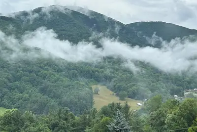 Image de Beautiful Misty Mountain Views from a quaint cottage in Maggie Valley!