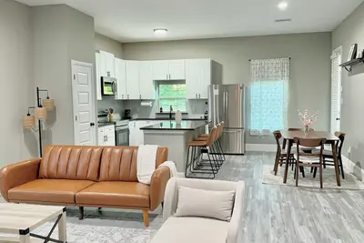 Image de Elegant 3-Bedrm Retreat in Prime Dallas Location w/ fully fenced yard and garage
