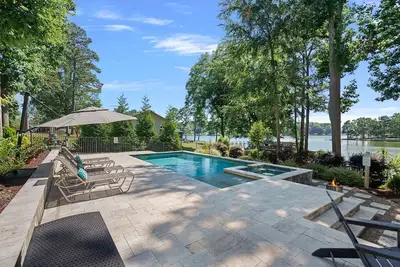 Image de Lake Effect by SoCharm | Pool & Spa, Waterfront