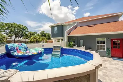 Image de 4 Bedroom 3 Full Bath Boho Oasis Swimming Pool Near Downtown Sleeps 12 Pets Ok
