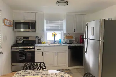 Image de Charming 2-bedroom home with water views.