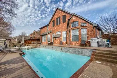 Image de Flower Mound 5-bedroom house with pool, pond view, and all modern comforts. 🌞🏡